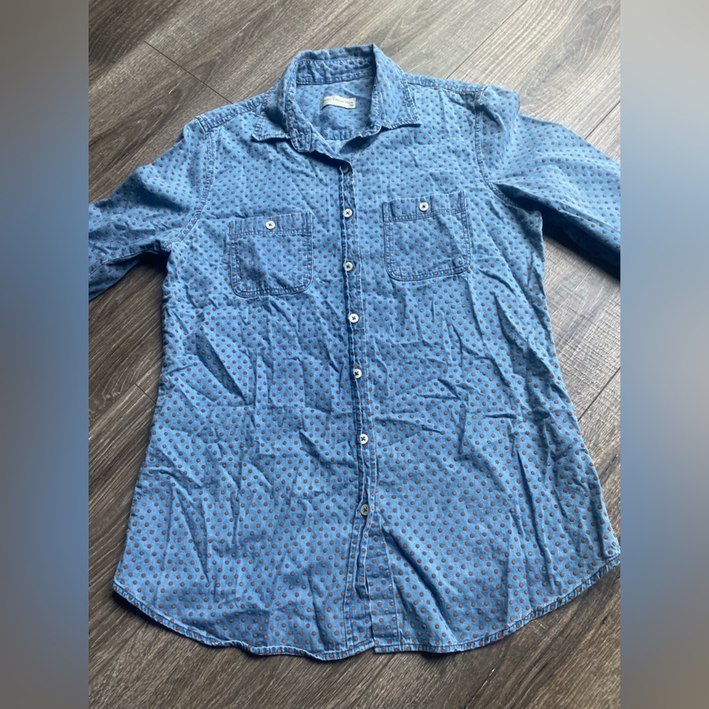 Mudo Collection size 36 denim button up top with muted coral toned polka dots